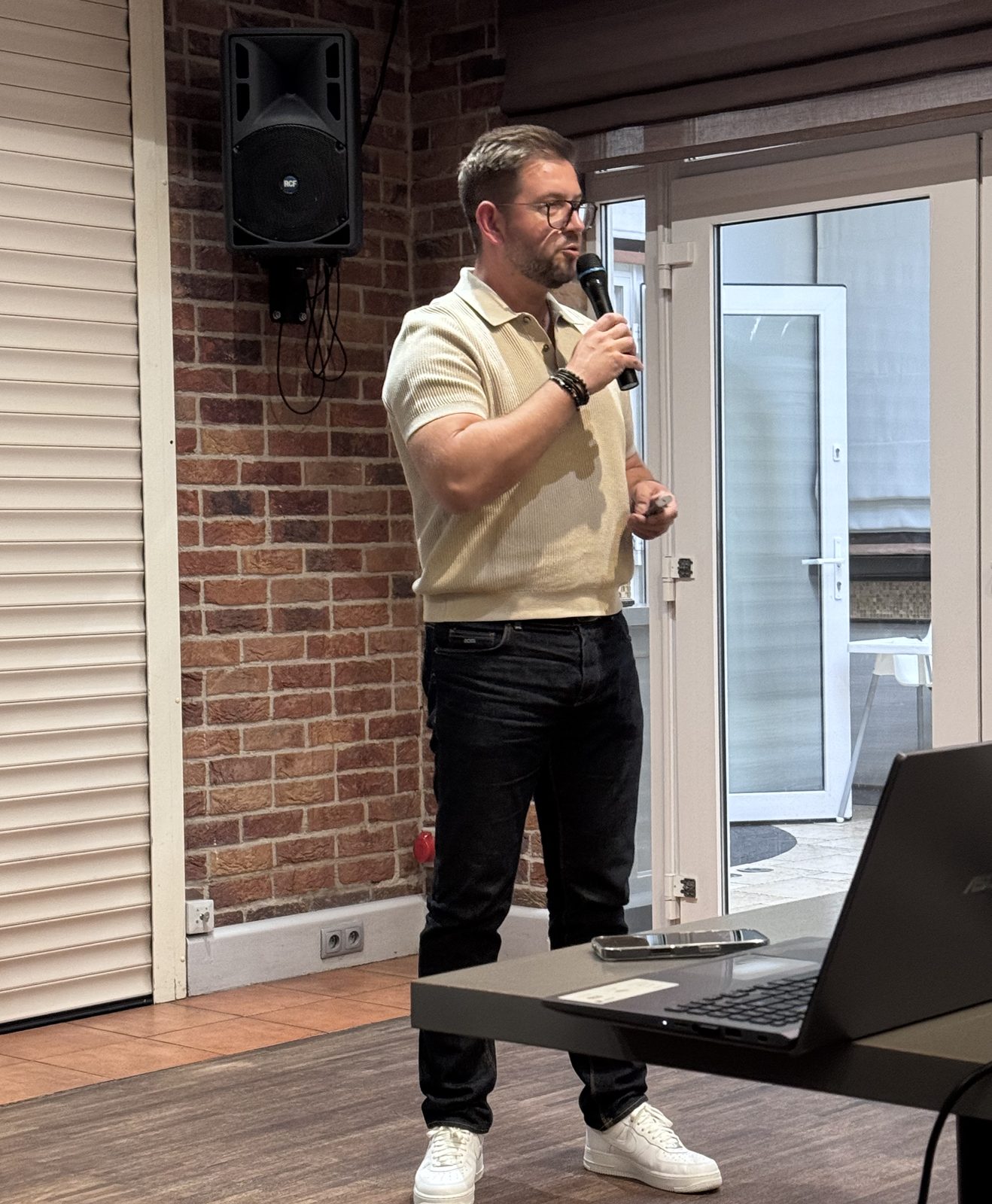 Mateusz Wrzesiński podczas prelekcji o AI dla biznesu