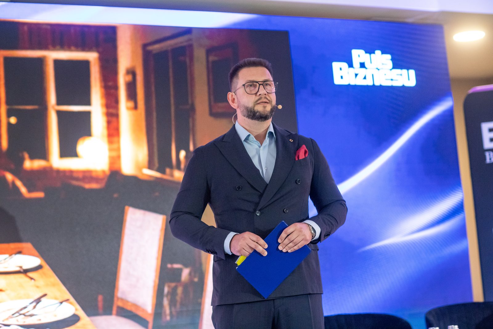 Mateusz Wrzesiński na scenie konferencji Puls Biznesu